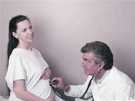 女人代怀孕后，老公要做好三件事，以免影响胎